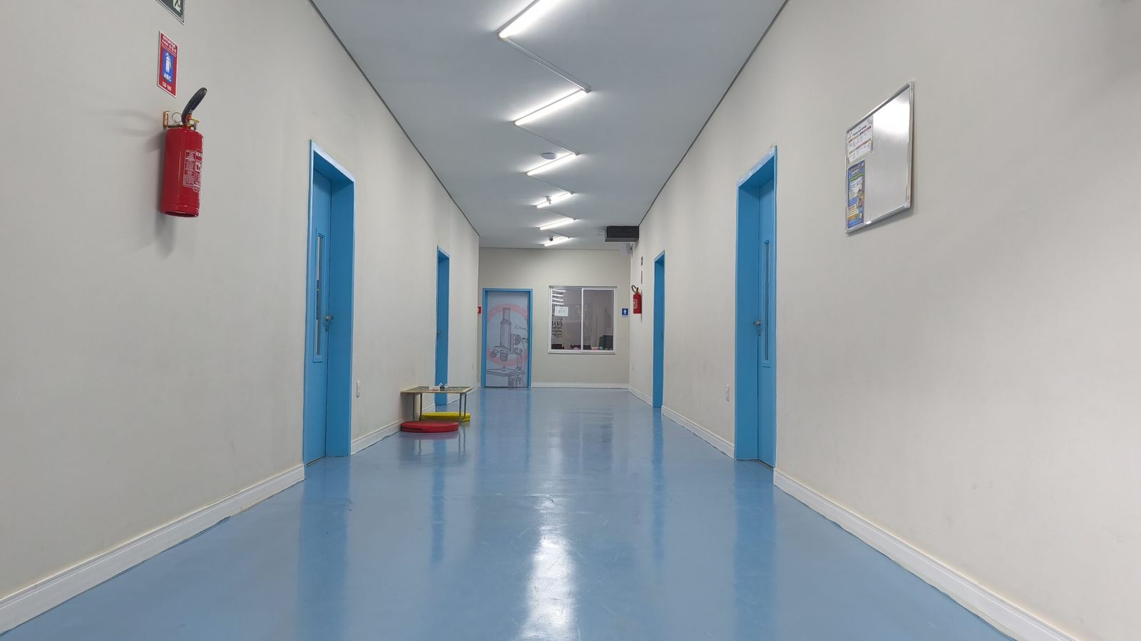 Corredor interno da Christos Excellent School