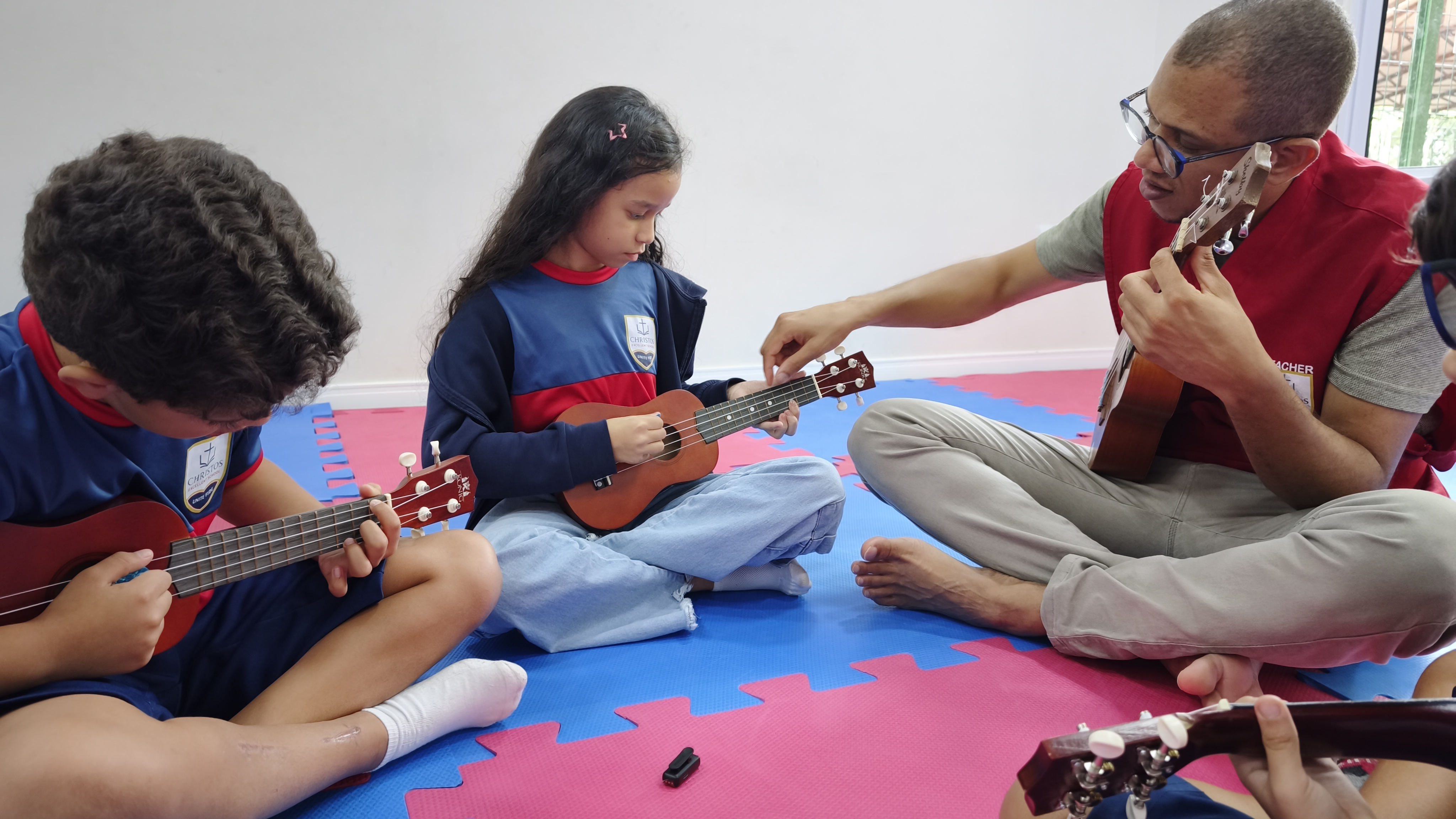 Atividade de Música na Christos Excellent School